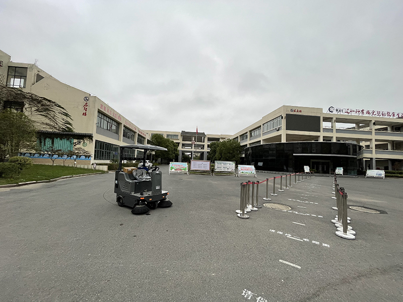 御衛仕DS5駕駛式掃地機頂棚款清掃校園 御衛仕DS5駕駛式掃地機頂棚款清掃校園