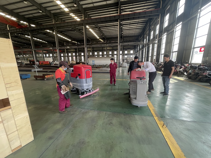 揚州某公司采購御衛(wèi)仕駕駛式洗地機(jī)DX7 揚州某公司采購御衛(wèi)仕駕駛式洗地機(jī)DX7