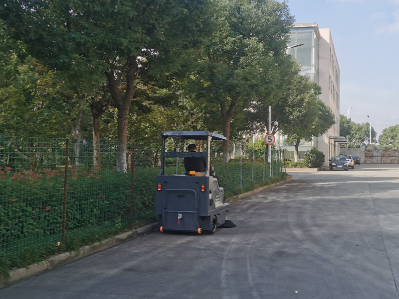 駕駛式掃地機的使用優(yōu)勢