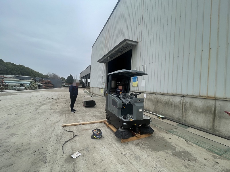 江蘇某鑄造公司采購(gòu)御衛(wèi)仕駕駛式掃地車DS-1500 江蘇某鑄造公司采購(gòu)御衛(wèi)仕駕駛式掃地車DS-1500